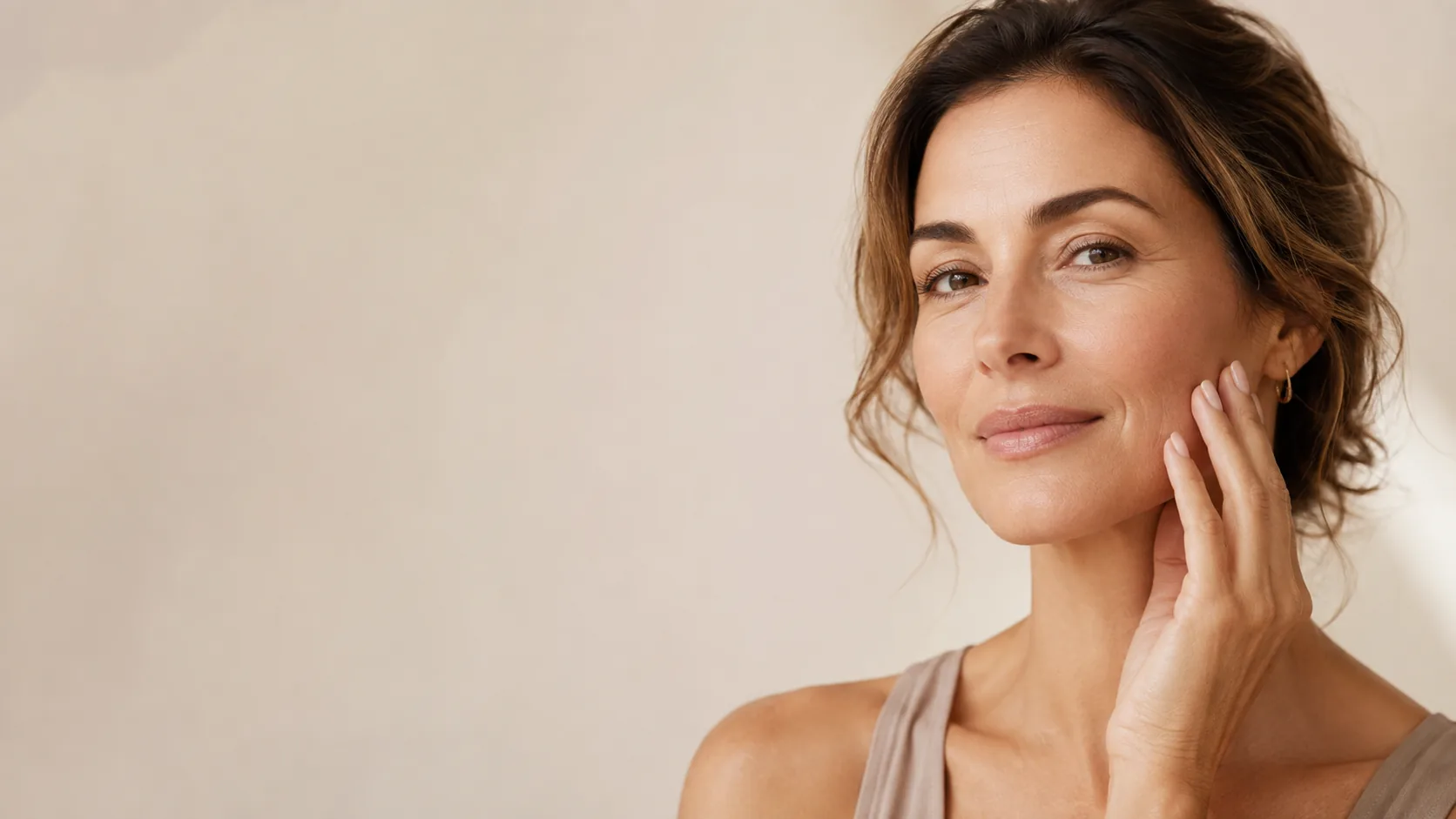 Portrait d’une femme d’âge mûr posant la main sur sa joue